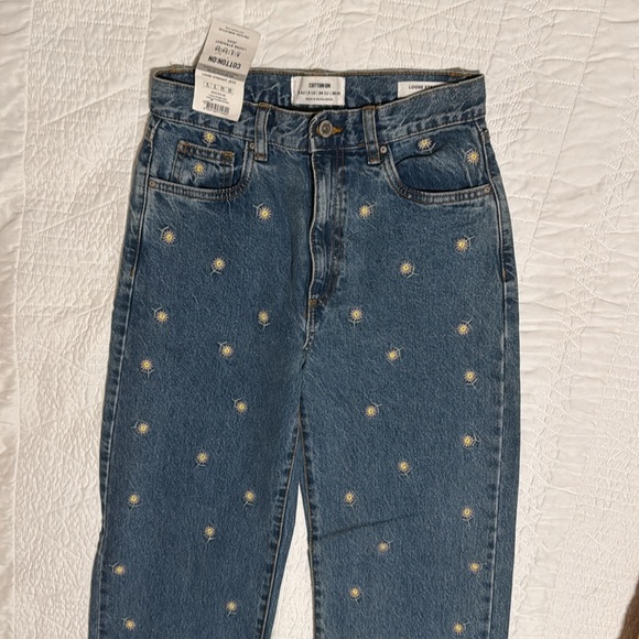 Cotton On Loose Straight Jean with Flower embroidered details. - Picture 5 of 7